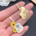 Ciondolo chitarra smaltato con girasole e note musicali per creazione di gioielli fai da te - Violoncello Strumento Smalto Bianco (21167)