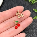 Pendentif cerise en émail avec fruits rouges et feuilles vertes pour bijoux DIY - Petite Cerise Uniface en Émail Rouge (11052) / 10x13mm