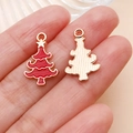 Detalle macro de dijes de árbol de Navidad en esmalte rojo mostrando frente y reverso dorado - Colgante de Árbol de Navidad Rojo (25463)