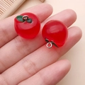 Dettaglio di ciondoli a forma di mela rossa in resina con ganci in argento per fai da te - Stile Mela Rossa Trasparente (24387)