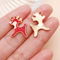 Detalle de dijes de reno en esmalte rojo con base dorada para joyería artesanal - Reno Navideño Rojo (24972)