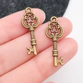Paar Vintage-Bronze-Schlüsselanhänger mit durchbrochenem Muster für DIY-Schmuckzubehör - Antik-Bronze Kleiner Schlüssel (1611)