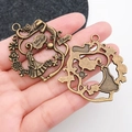 Vintage Bronze-Hase Teekannen-Anhänger mit Herzmustern für DIY-Schmuckherstellung - Märchgarten Runder Anhänger (1667)