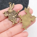 Vintage Bronze Kaninchen Anhänger mit Herz-Anzug für DIY Schmuck und Ketten - Stehender Hase (2794)