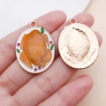 Detail eines Emaille Truthahn Anhängers mit strukturierter Rückseite in Roségold - Gelber Gebratener Thanksgiving Truthahn / 33x23x3mm
