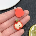 Pendentif pomme rouge en résine DIY avec détails de fruits coupés et anneau en métal - Style Pomme (24376)