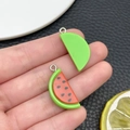 Pendentifs pastèque en résine DIY avec détails réalistes de pulpe rouge et peau verte - Style Pastèque (24355)