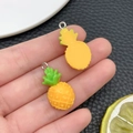 Pendentif ananas en résine jaune avec feuilles vertes et anneau pour bijoux artisanaux - Style Ananas (24356)