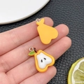 Pendentif poire réaliste en résine avec anneau métal pour création bijoux et DIY - Style Poire (24357)