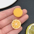 Pendentifs tranches d'orange en résine avec anneaux métalliques pour création de bijoux DIY - Style Orange (24366)