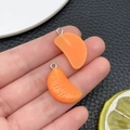 Pendentif tranche d'orange en résine avec anneau métal pour création de bijoux DIY - Style Quartier de Mandarine (24374)