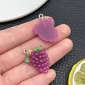 Pendentif raisin en résine violette avec feuille verte et anneau argent pour bijoux - Style Raisin (24362)