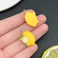 Pendentif citron 3D créatif en résine avec texture détaillée et dos lisse pour le DIY - Style Citron (24359)