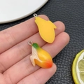 Pendentif mangue 3D en résine avec dégradé de couleurs et anneau métal pour bijoux DIY - Style Mangue (24360)