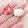 Detail eines roten Emaille-Basketball-Anhängers mit goldener Rückseite und Radialstruktur - Oranger Basketball-Anhänger (24945)