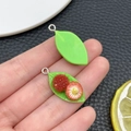 Pendentifs feuilles en résine avec détails fraise et anneaux argentés pour bijoux DIY - Style Myrica (24363)