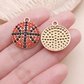 Detail eines Kugelanhängers mit roten und schwarzen Strasssteinen auf Goldbasis - Roter Strass-Basketball-Anhänger (24942)