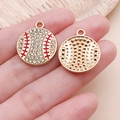 Makro-Detail des Baseball-Anhängers mit glitzernden Strasssteinen und roter Emaille - Weißer Strass-Softball-Anhänger (24941)