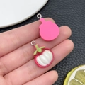 Pendentif mangoustan 3D en résine DIY avec crochet argenté présenté dans la paume - Style Mangoustan (24367)