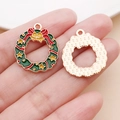 Pendentif couronne de Noël en émail vert avec dos doré pour création de bijoux artisanaux - Breloque Couronne de Noël Verte (14291)
