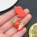 Pendentif fraise en résine rouge avec feuilles vertes pour accessoires de bricolage - Style Fraise (24372)