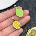 Pendentif durian réaliste en résine avec coque verte et anneau métallique argenté - Style Durian (24375)