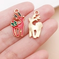 Pendentif renne en émail pour DIY avec dos en métal doré et détail de nœud vert - Breloque Renne de Noël (24970)