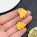 Pendentifs bananes en résine jaune avec anneau argenté pour bijoux DIY et accessoires - Style Banane (24373)