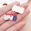 Vue macro détaillée de breloques en émail carte d'embarquement rose pour cadeaux DIY créatifs - Modèle Carte d'Embarquement Rose