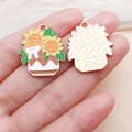 Détail de pendentifs en émail chat et tournesol montrant les finitions avant et arrière - Chien Shiba Inu Tournesol Plante en Pot Émail Jaune (24999)