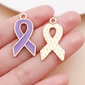 Ciondolo a fiocco in smalto viola rosato con retro in metallo dorato su palmo - Ciondolo Nastro con Fiocco Viola Grande (24860)