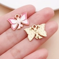 Ciondolo a farfalla in smalto rosa e bianco con placcatura in oro per gioielli fai da te - Ciondolo Nastro Farfalla Rosa (24869)