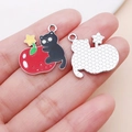 Colgante de gato y fresa en aleación con esmalte negro y detalle de estrella amarilla - Estilo de Gato con Manzana y Estrella (25244)