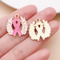 Ciondolo a nastro rosa in smalto e lega con base in metallo dorato per gioielli fai-da-te - Ciondolo Nastro con Fiocco e Ghirlanda Rosa (24863)