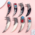Lot de huit pendentifs ethniques en résine avec capuchons métalliques tête de loup vintage - Collection Série Ethnique en Résine Argent Antique (SN1554)