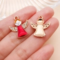Colgante de ángel navideño dorado con esmalte rojo y pedrería para joyería artesanal - Ángel de Navidad Rojo (12532)