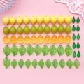 Set de breloques en acrylique citrons et feuilles pour bijoux sur fond rose doux - 6 Styles Feuilles de Citron 10 par Style Total 60 Ensemble (SN1574)