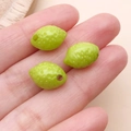 Vue détaillée de perles citron artificielles pour bijoux DIY avec texture de peau réelle - Citron en Fruit 3D Résine Vert Solide (24812)