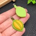 Dettaglio di pendente in resina a forma di durian con texture di buccia, polpa e anello - Durian Verde Medio (24245)