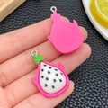 Dettaglio di ciondoli pitaya realistici in resina con ganci per la creazione di gioielli - Frutto del Drago Medio (24244)