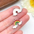 Primo piano di un piccolo ciondolo arcobaleno colorato per accessori gioielli fai da te - Nuvola Arcobaleno Smaltata Colorata (24200)
