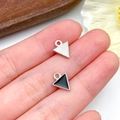 Macro di ciondoli a triangolo in lega con finiture argento spazzolato e smalto nero per DIY - Piccolo Triangolo Smaltato Nero (23972)