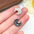 Dettaglio di ciondoli a luna con texture argentata e design a stella in smalto nero - Stella Luna Smaltata Nera (23970)