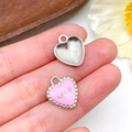 Dettaglio ciondolo a cuore rosa smaltato con scritta Love per creazione gioielli - Cuore Love Smaltato Rosa (23529)