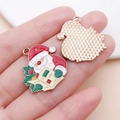 Ciondolo Babbo Natale in smalto e lega con dettagli del fronte e del retro dorato lucido - Babbo Natale di Giornale / 25x23mm