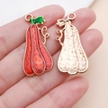 Gemüse-Anhänger aus Goldlegierung mit orangefarbener Emaille für DIY-Schmuckherstellung - Großer Oranger Thanksgiving Langer Kürbis / 36x16x3mm