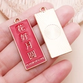 Vue détaillée de caractères chinois sur pendentif rectangulaire en émail et or - Fleurs Épanouies Et Pleine Lune - Rouge (21702)