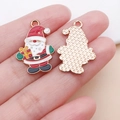 Ciondolo Babbo Natale in smalto e lega per bracciali e collane fai-da-te con retro dorato - Babbo Natale con Scatola Regalo Rossa / 25x17mm