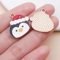 Ciondoli a forma di pinguino di Natale in smalto con cappelli rossi e retro in oro - Pinguino Cappello Bianco / 23x21mm