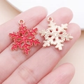 Detail von roten Emaille- und Gold-Schneeflocken-Anhängern für DIY-Schmuckherstellung - Rote Weihnachts-Schneeflocke (25462)